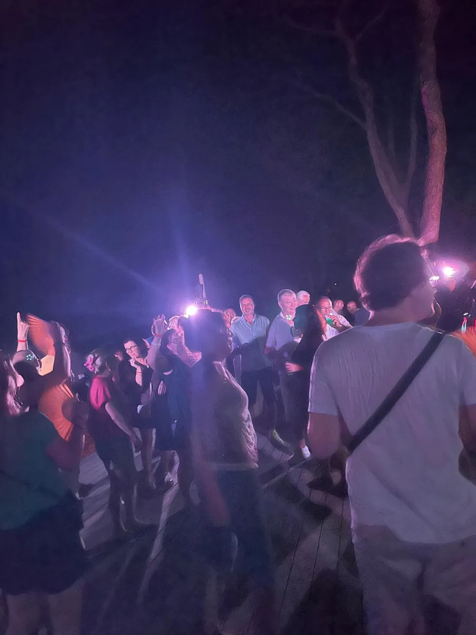 Foule en soirée d'entreprise sous les lumières