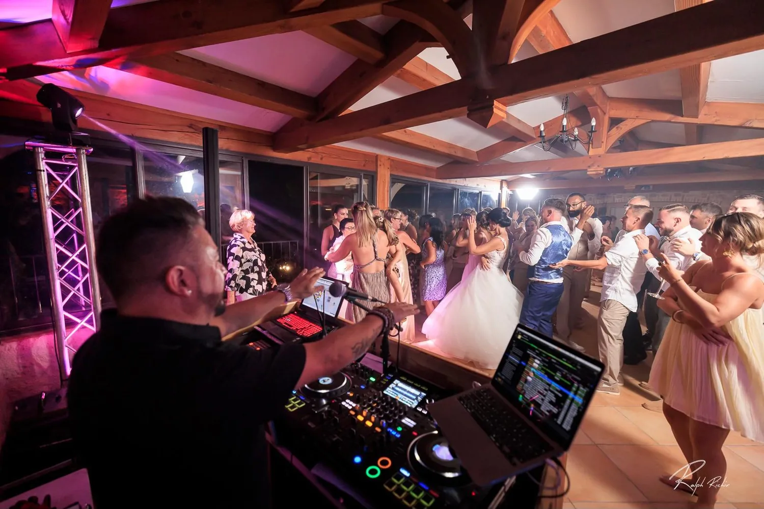 Grom Warez aux platines pendant l'ouverture de bal d'un mariage