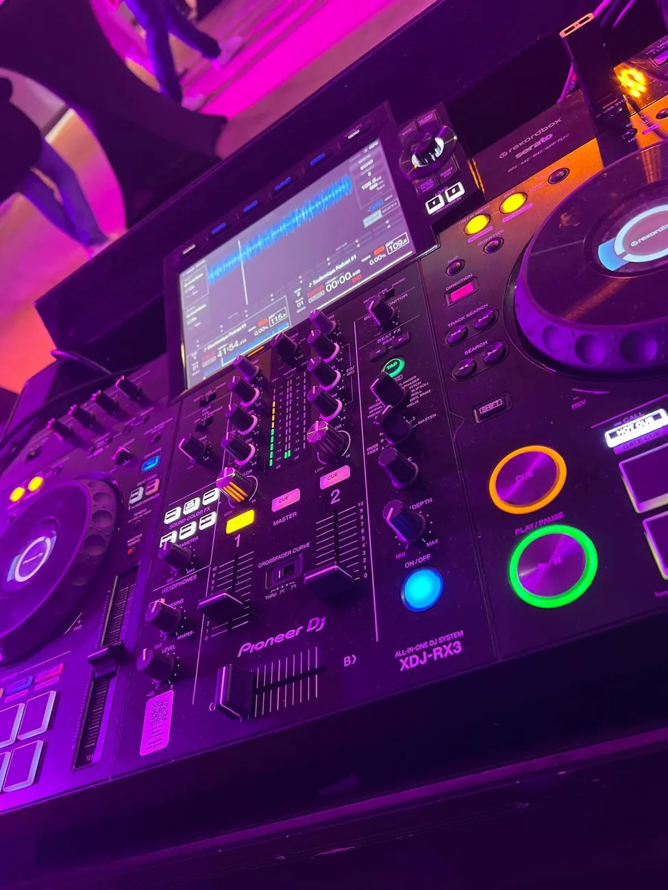 Platine Pioneer sous les néons en club